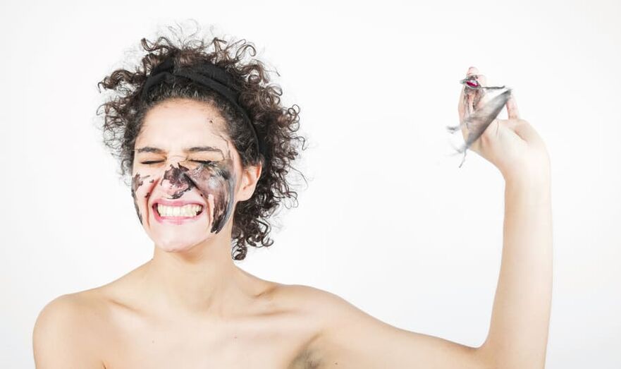 жена врши подмлађујући третман коже лица