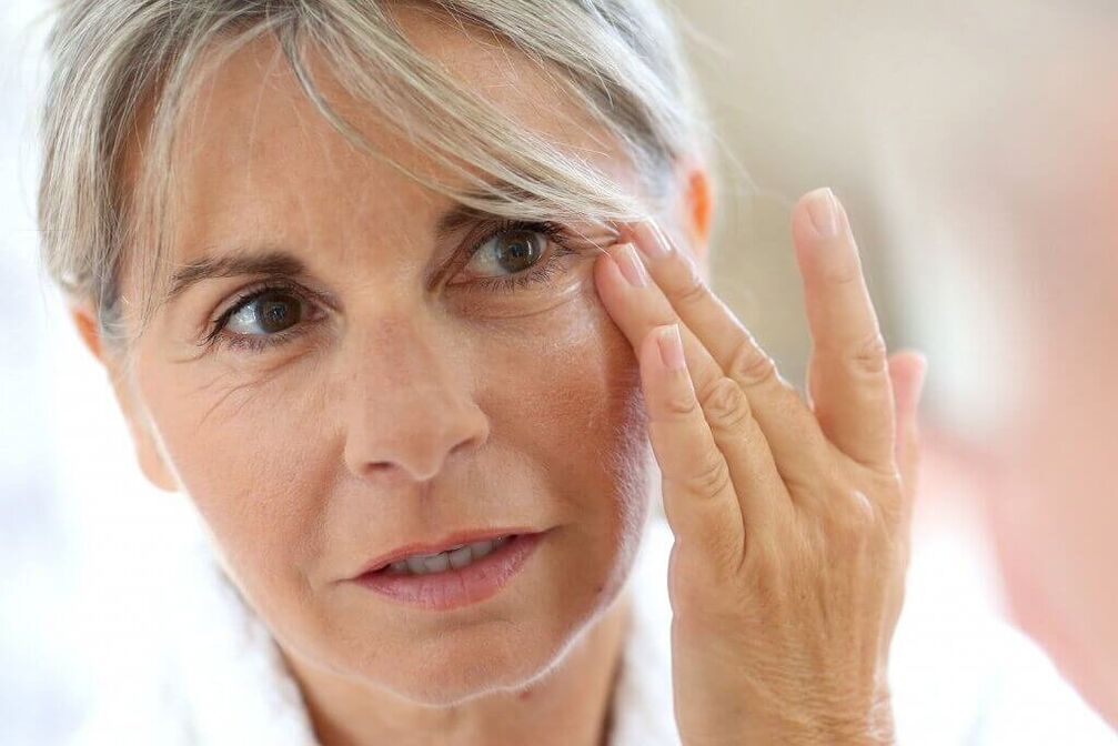 жена подмлађује кожу око очију