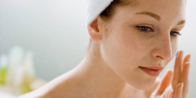 Редовна употреба етеричних уља за влажење коже лица